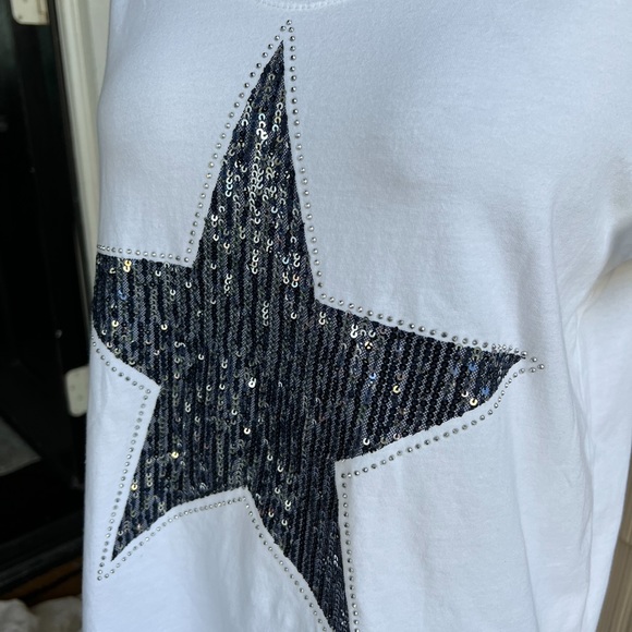 NWT Venti6 vneck white t shirt with fabulous navy sequin star on the front - Picture 2 of 4